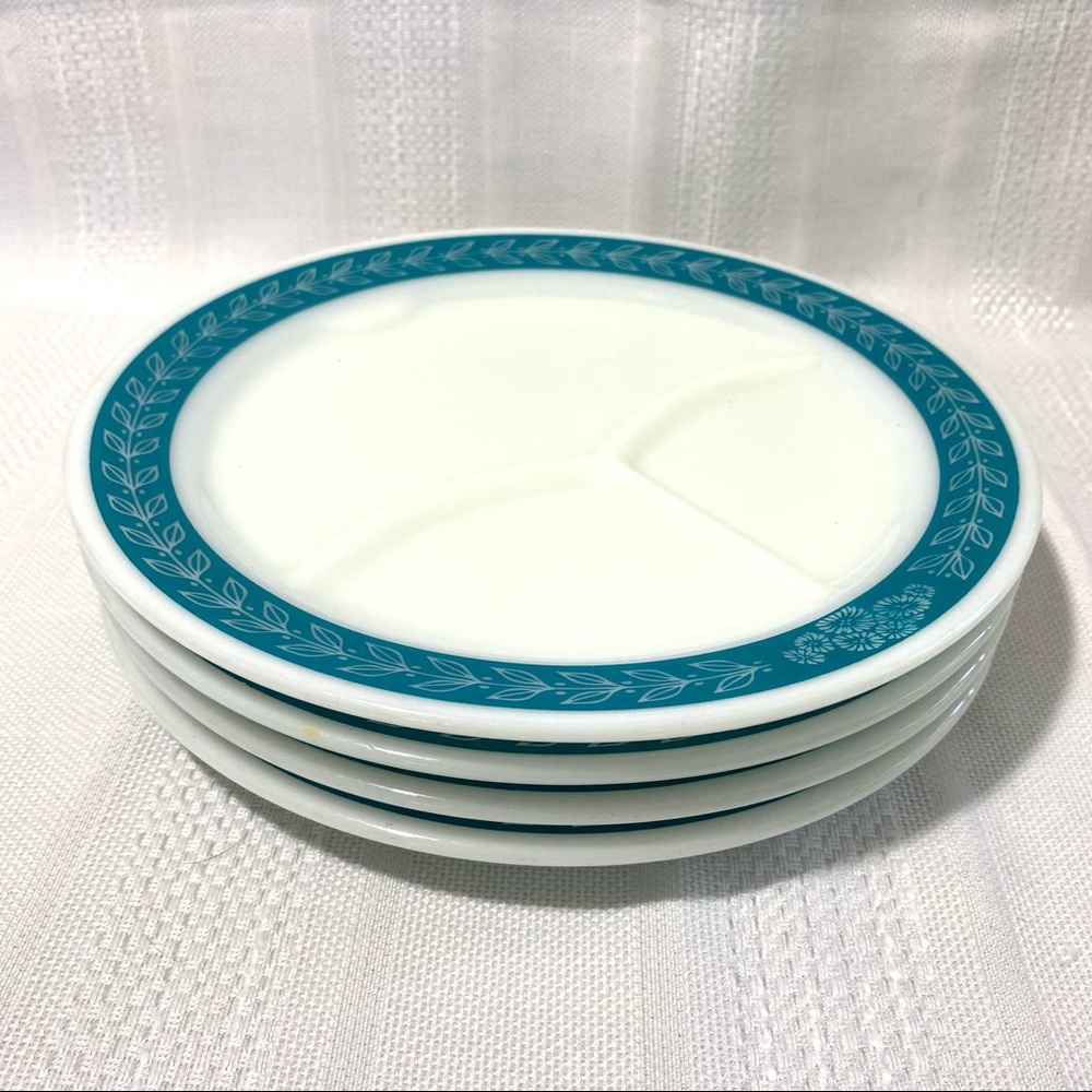 Set of 2 Pyrex divided plates A